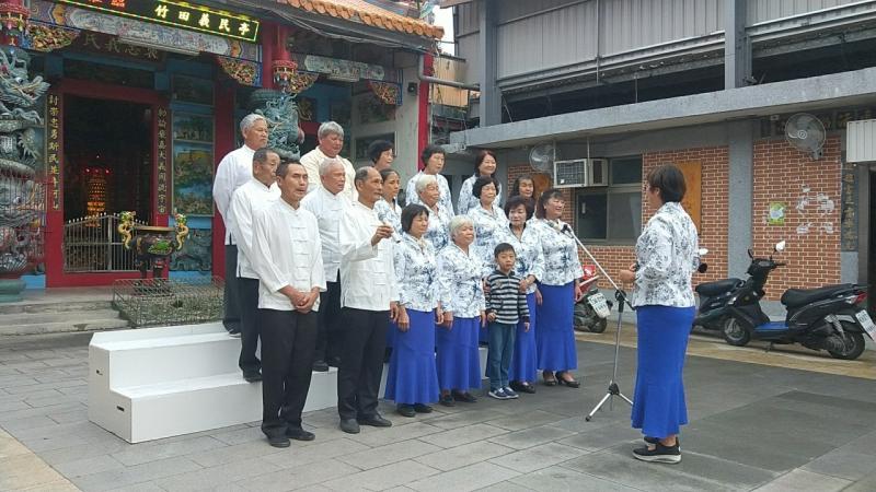 正式穿上服裝的歌唱