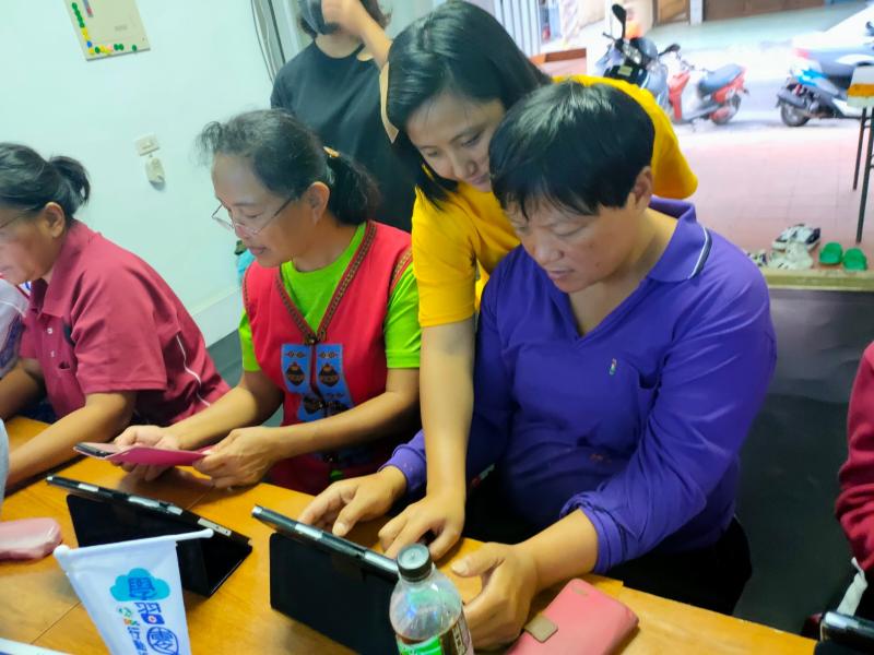 學員教導另一位需要幫助的學員