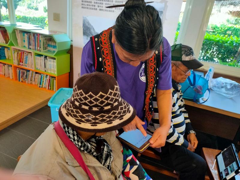 VUVU 正在跟阿姨討論要下載Facebook