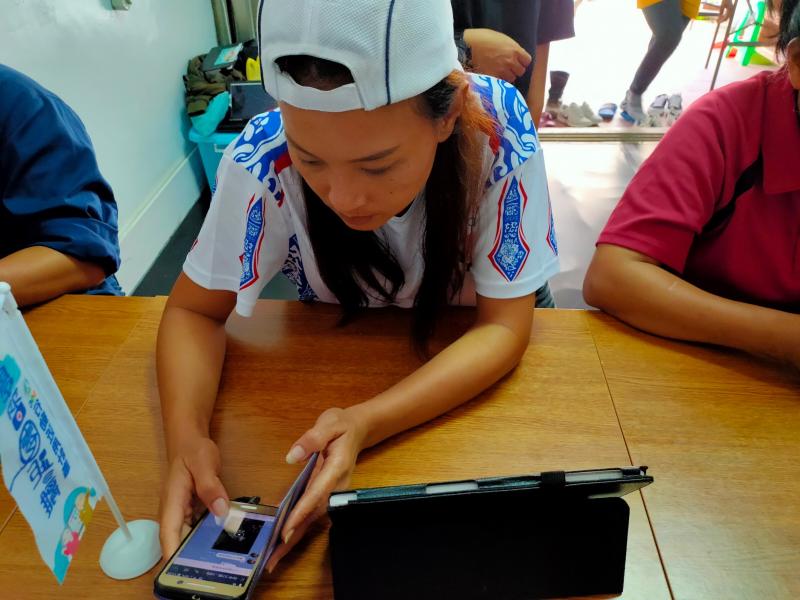 學員正使用line分享影片給在群組裏得其他人欣賞