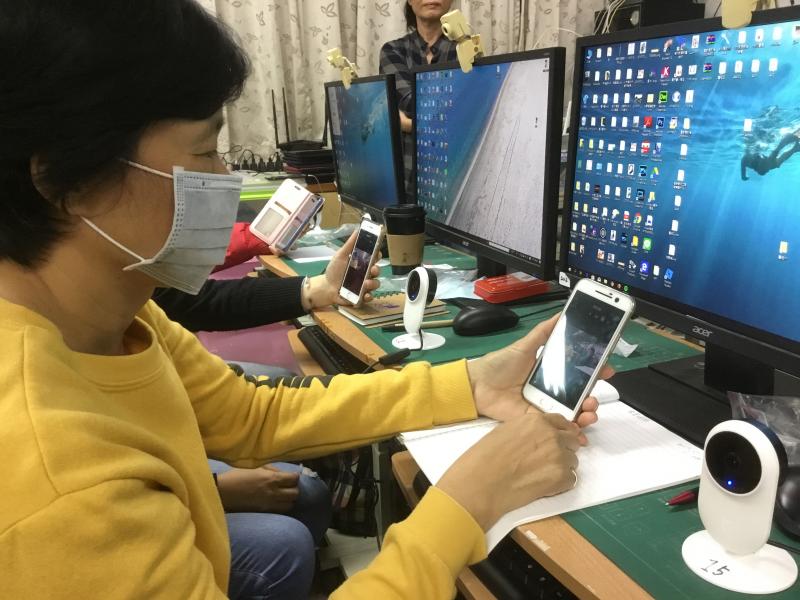 家用攝影機網路監控與電器網路控制課程學員使用網路攝影機與手機同步