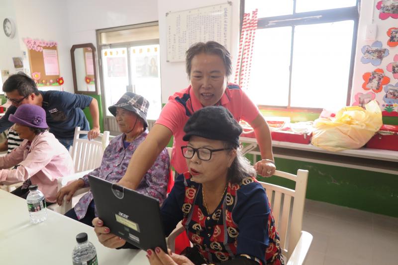平板電腦實際操作，學員志工都玩得很開心喔