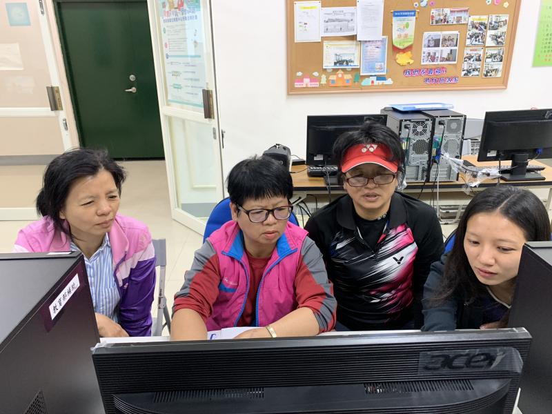 同學們互相討論，醞釀製作自家農產品銷售影片。