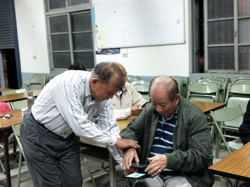 學員互相教學,開心的學習,學會了心中無比喜悅