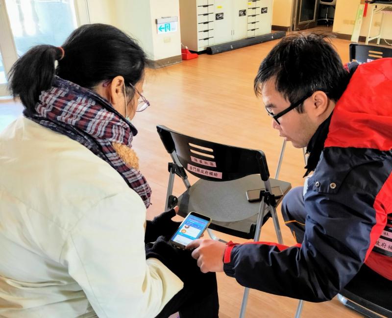 學員相互討論臉書操作方式~