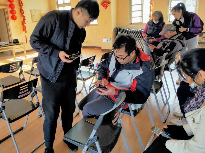 旁邊也有志工隨時可以幫忙解決應用上的問題~