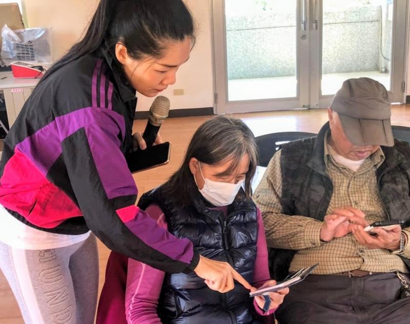 現代人的生活隨著科技不斷提升，年紀較大的年長者比較跟不上如今科技的進步，此次開課，不僅能夠讓學員學習一些臉書的基本應用，也可加入自己小孩的臉書隨時關注，也可加入各大粉絲團增加知識交朋友~