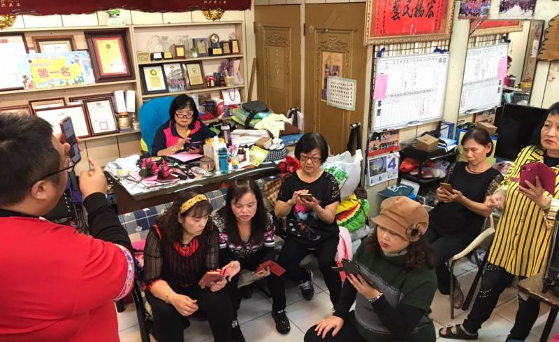 講師指導學員基礎手機拍攝技巧