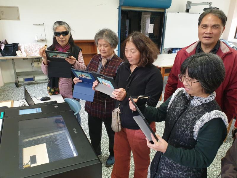 大家圍在雷雕機旁觀察製作