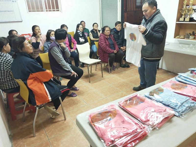 講師以熱轉印成品示範介紹課程