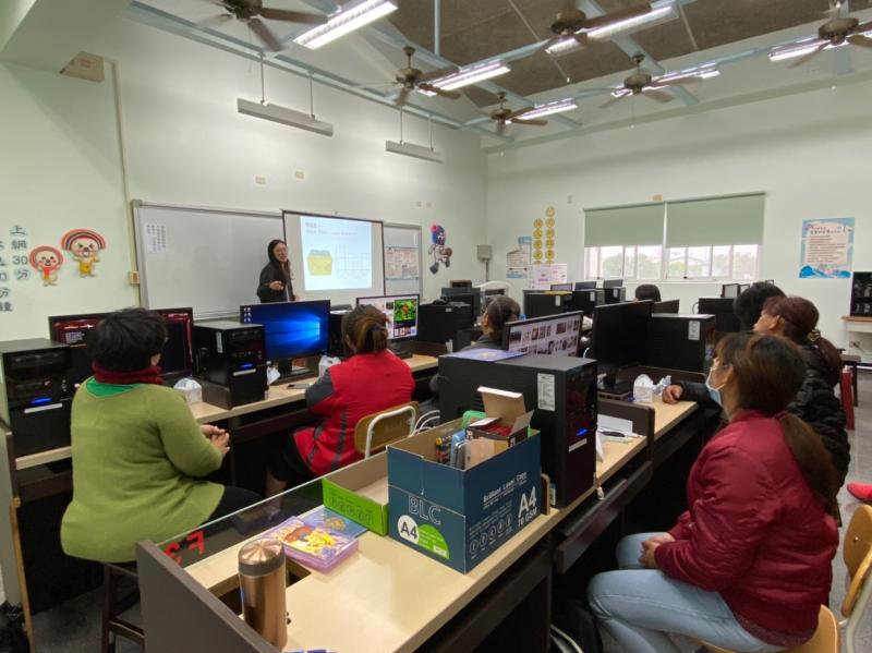 講師解說包裝設計基本概念、包裝設計重點、包裝紙盒基本盒型介紹、包裝盒營養成份標示