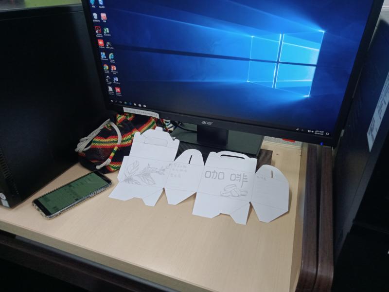 先在印有刀模的紙張上，畫出理想中的包裝模樣