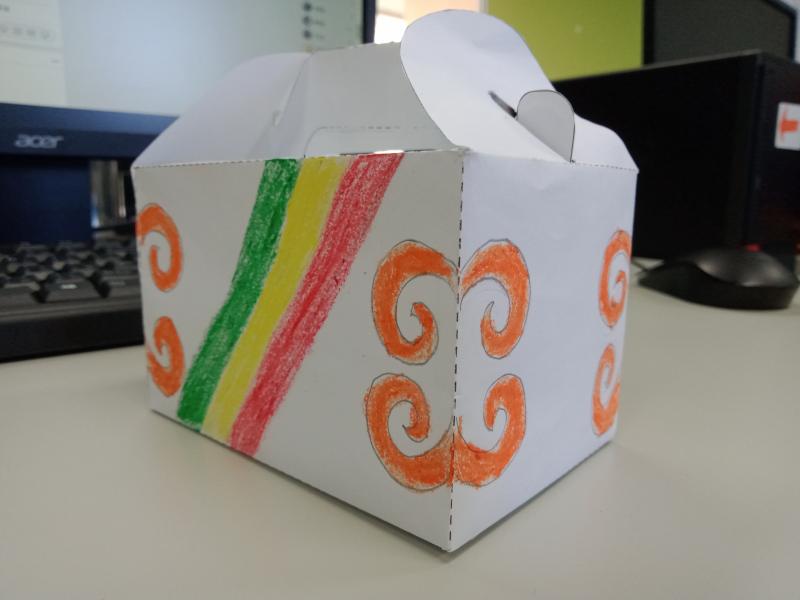 畫完後沿線將刀模剪下並折好黏貼成型