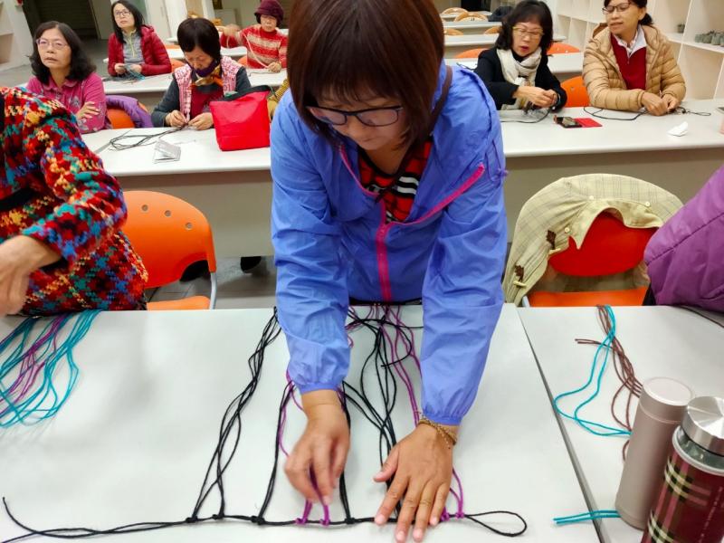 站起來編織，才有感覺