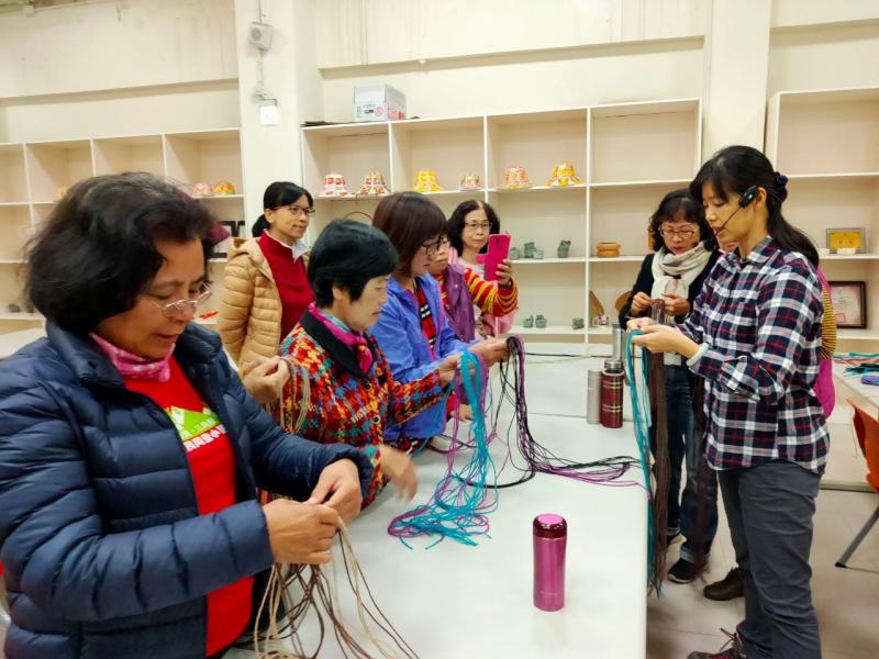 靠近老師一點，才能聽得清楚