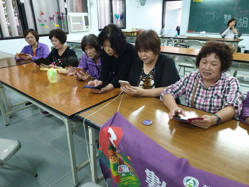 一群阿姨正在拿著手機操作修圖APP