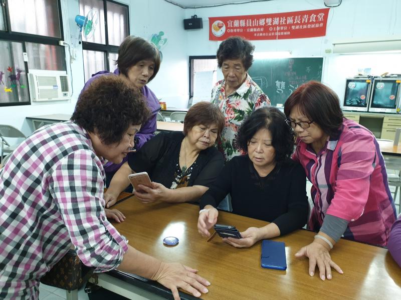 阿姨們互相學習如何修圖