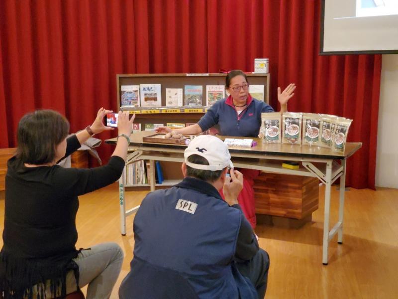 學員們將圖書館室內環境模擬成新聞攝影棚，有人負責行銷主播、有人負責攝影