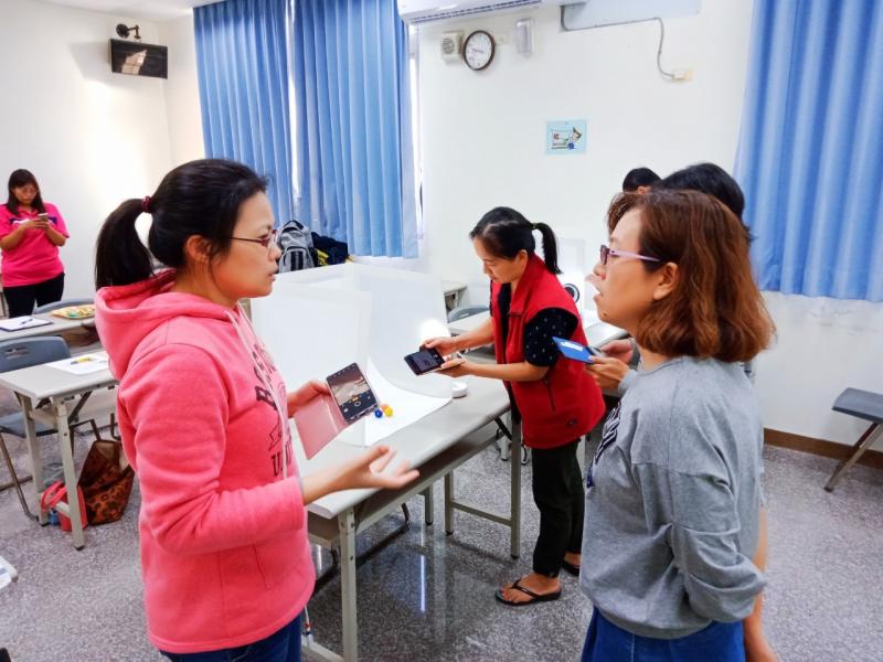 講師指導如何自製商品攝影棚，指導如何採光