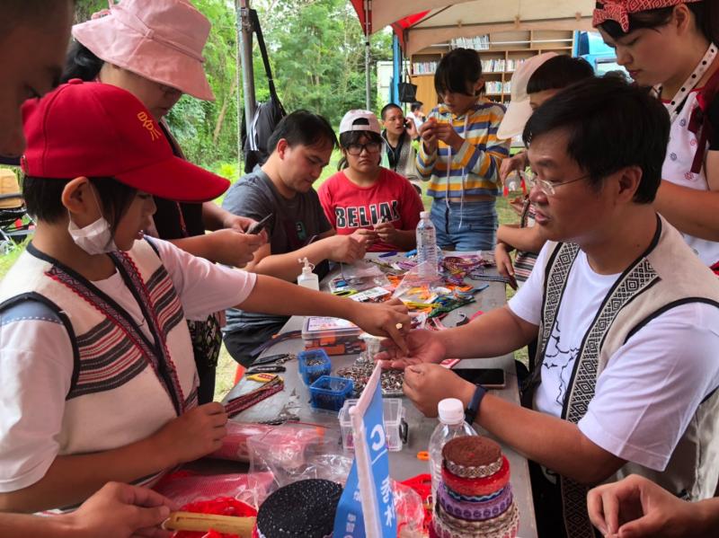 大家很認真學怎麼製作屬於自己的鑰匙圈!!