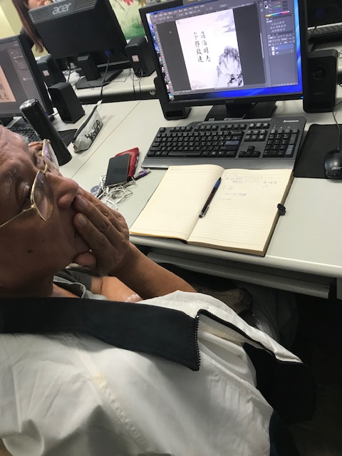 學生認真聽課，還準備筆記本作紀錄。