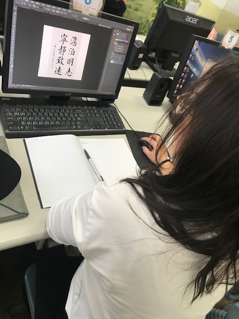 學員實際操作PHOTOSHOP軟體。