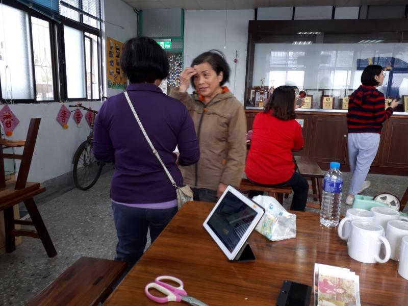 自己的照片都不顧了，跑去聽聽別人的照片怎樣？