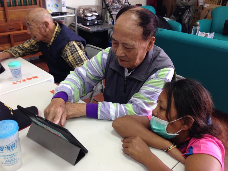 樂齡長輩使用平板電腦上的遊戲軟體，感覺很新鮮。