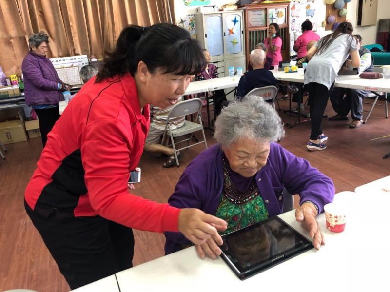 年屆90高齡的阿嬤玩起平板小遊戲可開心了。