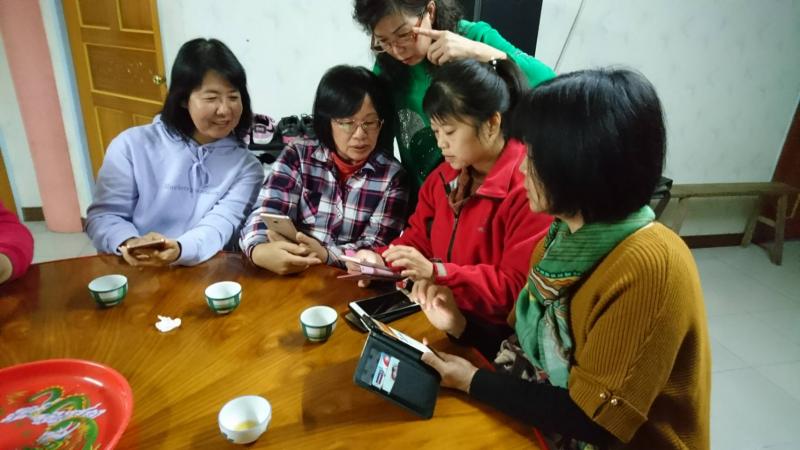 老師指導學員如何操作