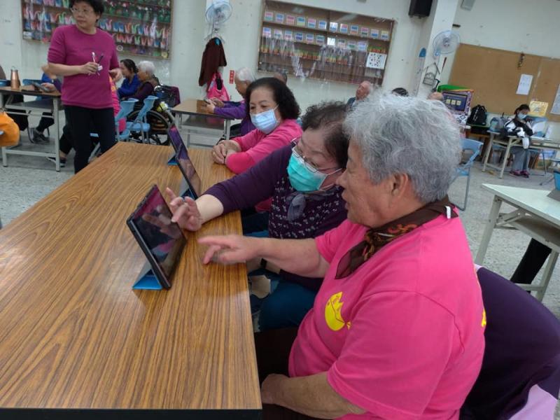 長輩初次街觸平板電腦覺得有趣又新鮮~非常認真互相學習著!