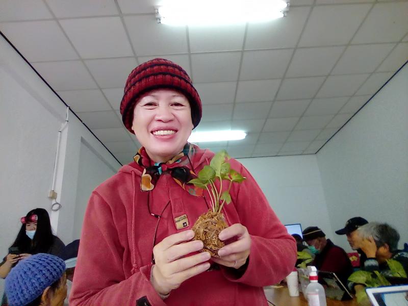 手握著完成的水苔球作品