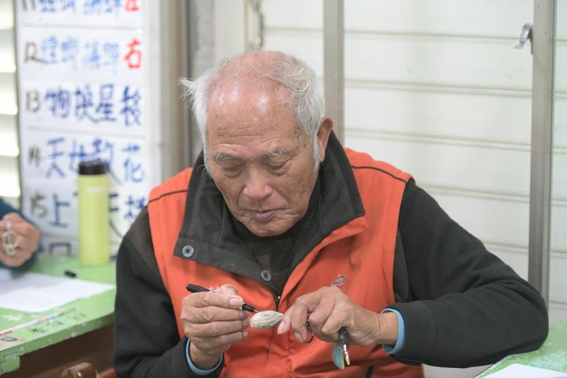 阿嬤阿公動動手做DIY，纏繞畫結合鑰匙圈，他們可是認真到忘了要休息，一筆一劃發揮創意!