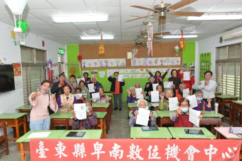 長輩們發揮創意完成獨一無二蟬繞畫鑰匙圈!數位結合生活，生活結合數位。