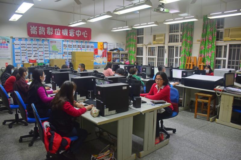 學員認真操作老師交代的步驟