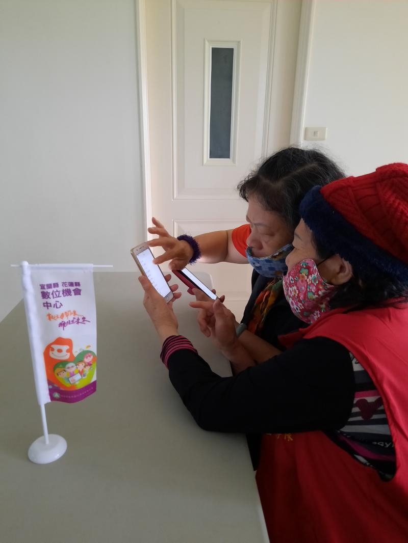 學員們互相幫助彼此