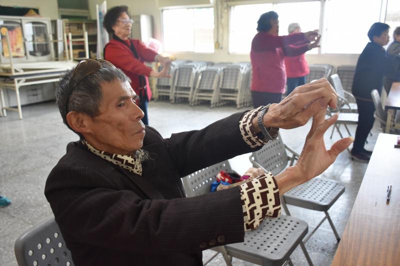 別看我年紀大~我還能跟上