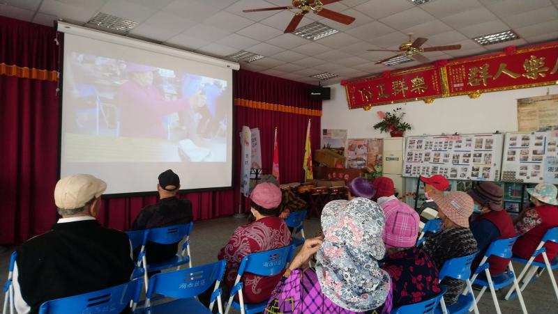 老師把長者照相作品投影在單槍