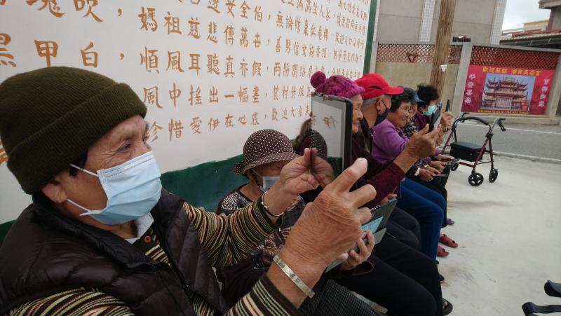 帶長者到戶外使用平板照相功能