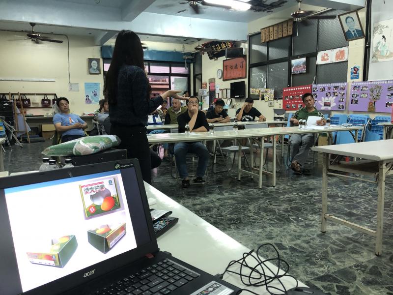 以芒果葉為底圖，採用芒果的原色(紅.黃)襯托，盒上中以裸空設計，凸顯愛文芒果的原貌。