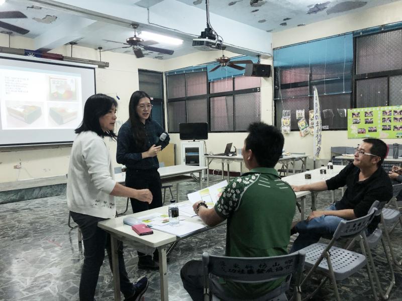 課後討論並修正芒果包裝盒設計