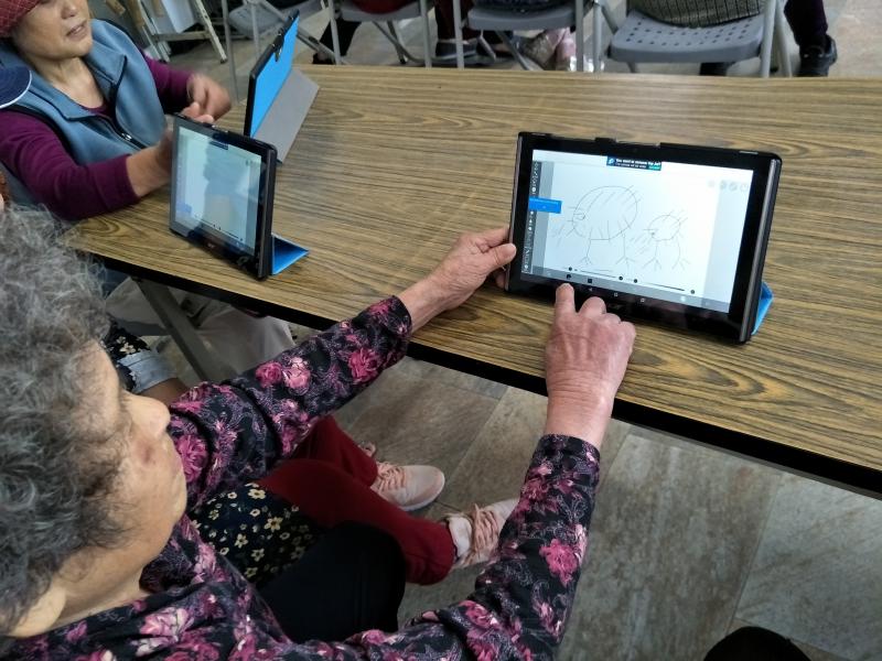 哇!這社區阿嬤都還記得上回教的基礎平板功能，看來阿嬤在好山好水的護佑下不只頭好壯壯，記憶力也一級棒哦！