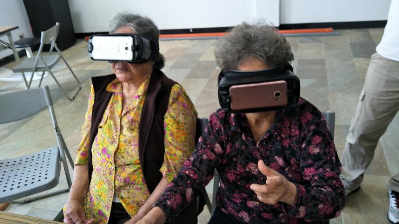 讓啊嬤體驗最新科技VR機，阿嬤們還笑著說：有看到一隻好大的魚、水草、海底風景好清楚唷……各種包羅萬象的海底世界讓他們驚呼連連