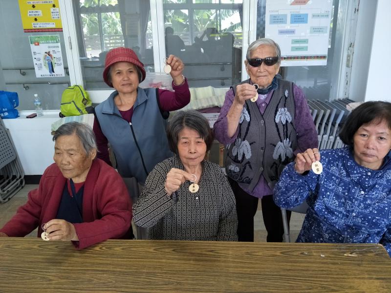 阿嬤動手DIY不同形狀雷雕鑰匙圈，讓他們開心的掛在包包，整個笑的非常的燦爛啊