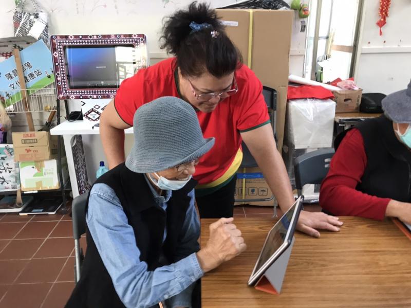 文件站照服員也加入我們學習行列  協助長輩進入課程