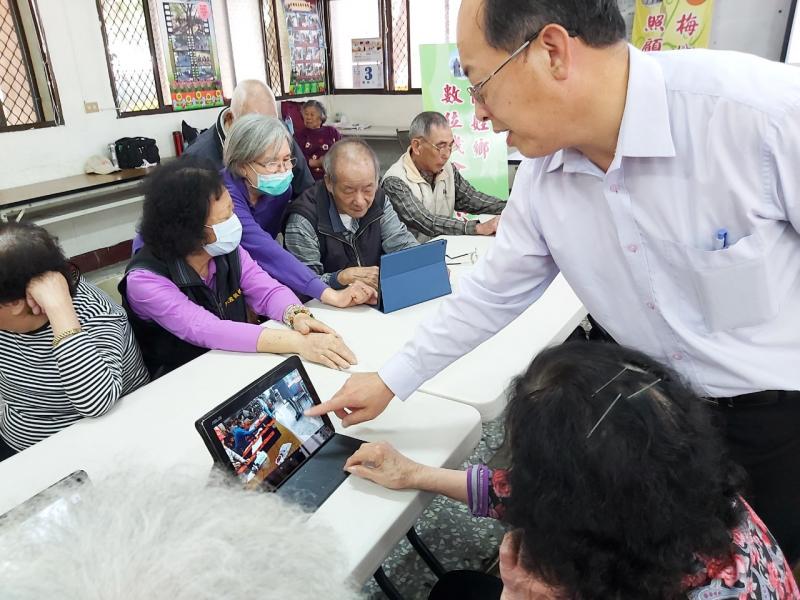 指導學員如何操作平版照相功能