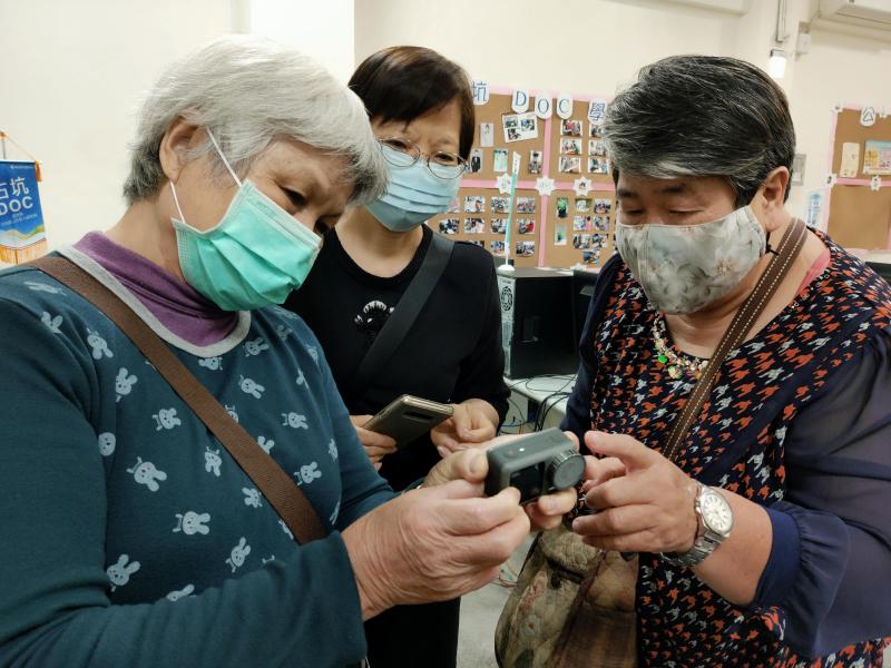 第一次接觸這麼小台的攝影機，大家都很好奇