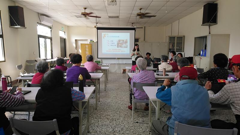 甜老師說明此課程教學內容與長輩們溝通學習需求