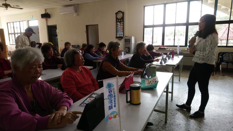 田老師認真用台語教學，讓長輩更容易學習，也更風趣。