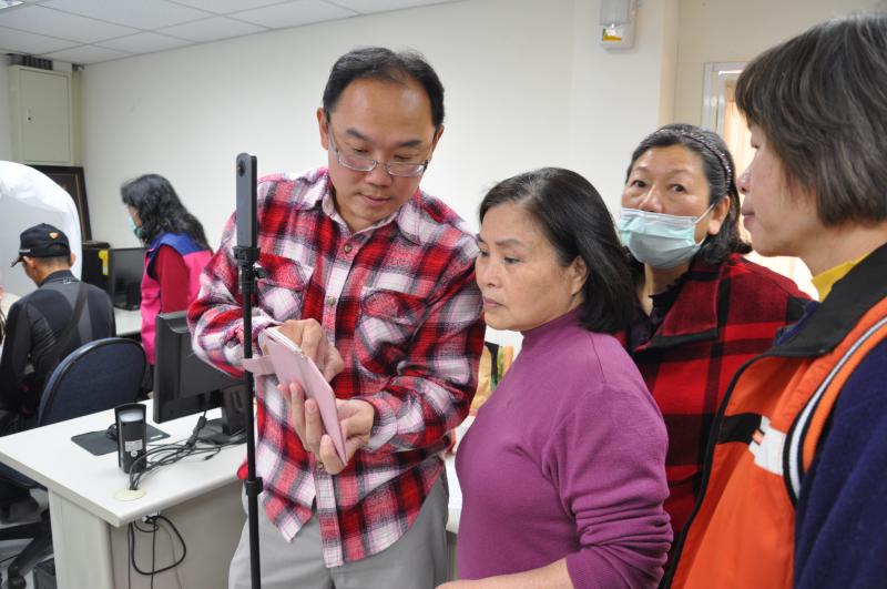 楊老師逐一指導學員全景相機安裝應用